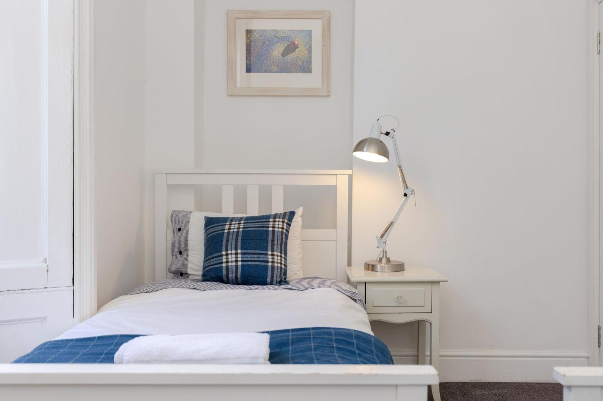 Traditional 3 Bedroom Quiet Duplex Flat By High St, Trams And Buses - Just 1-5 Miles To Centre إدنبرة المظهر الخارجي الصورة