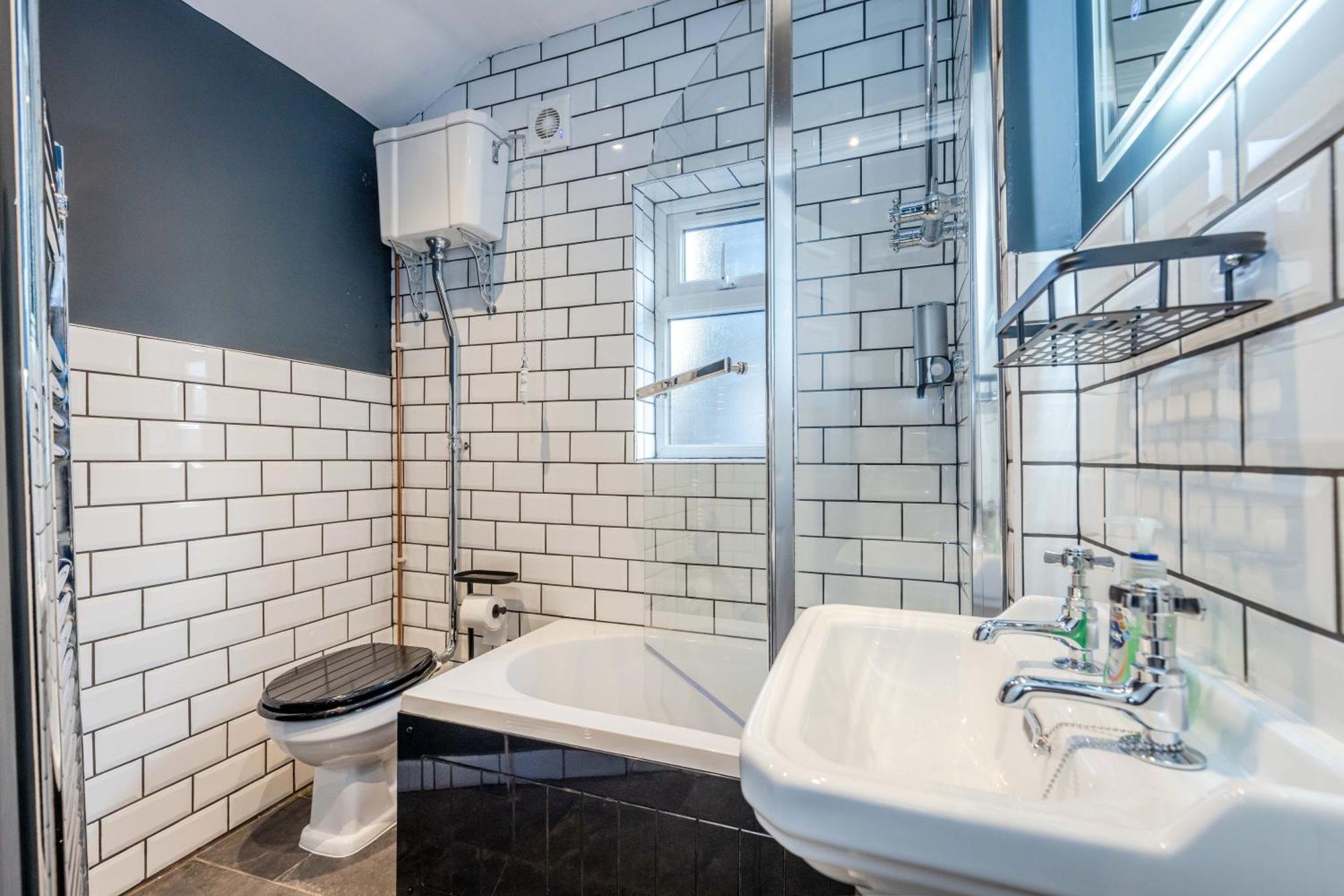 Traditional 3 Bedroom Quiet Duplex Flat By High St, Trams And Buses - Just 1-5 Miles To Centre إدنبرة المظهر الخارجي الصورة